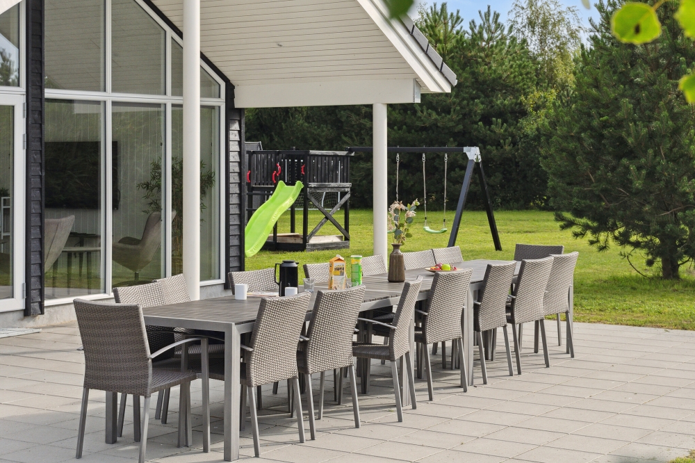 Genießen Sie einen Grillabend auf der Terrasse des Luxusferienhauses Nr. 525 in Lolland/Falster/Mön