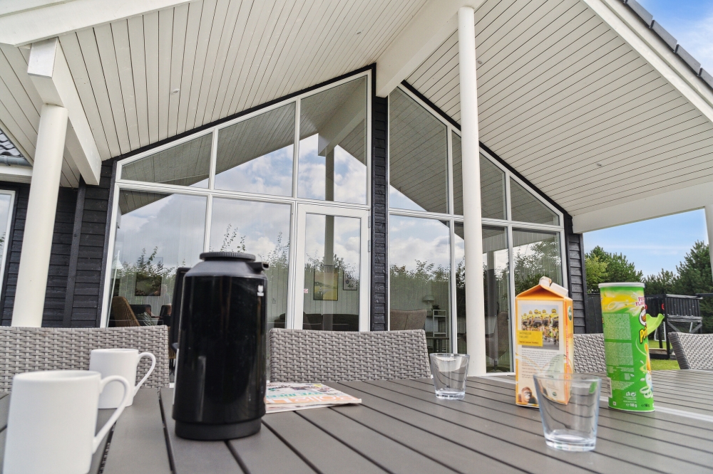 Auf der Terrasse des Ferienhauses Nr. 525 ist Platz für 16 Personen.