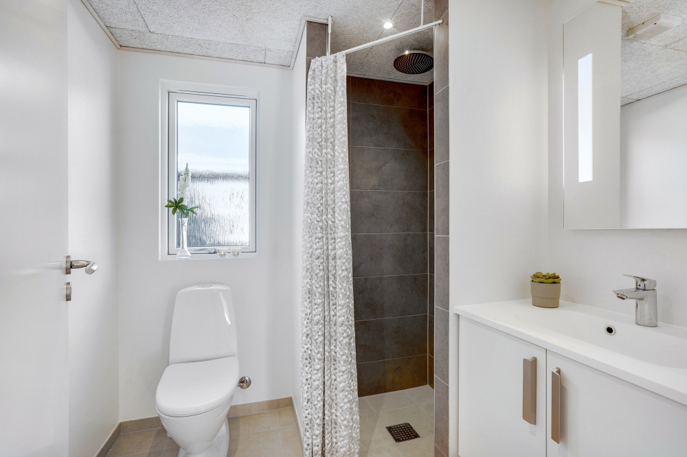 Eines der Badezimmer im Luxusferienhaus Nr. 523