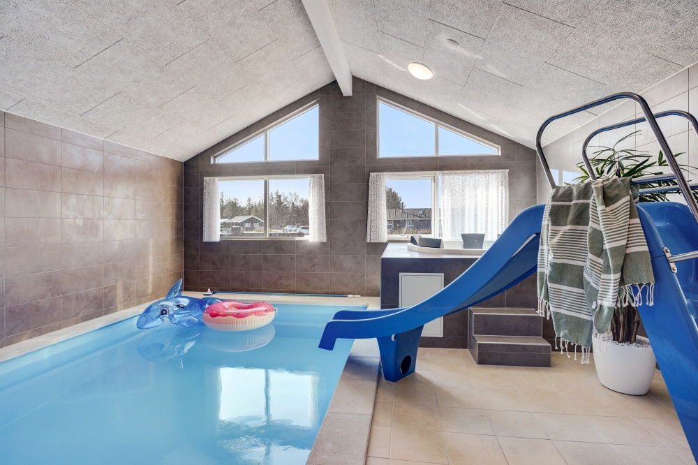 Das Ferienhaus 523 hat einen schicken Poolbereich mit Wasserrutsche, einem geräumigen, eingelassenen Whirlpool und einer Sauna.