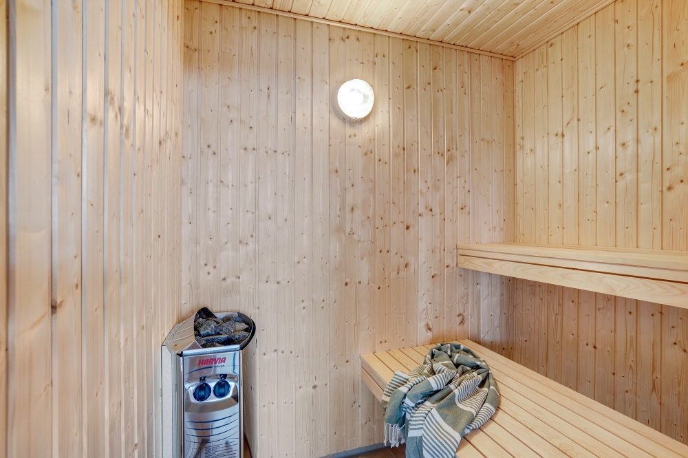 Genießen Sie die heiße Sauna im Luxusferienhaus Nr. 523 für 18 Personen