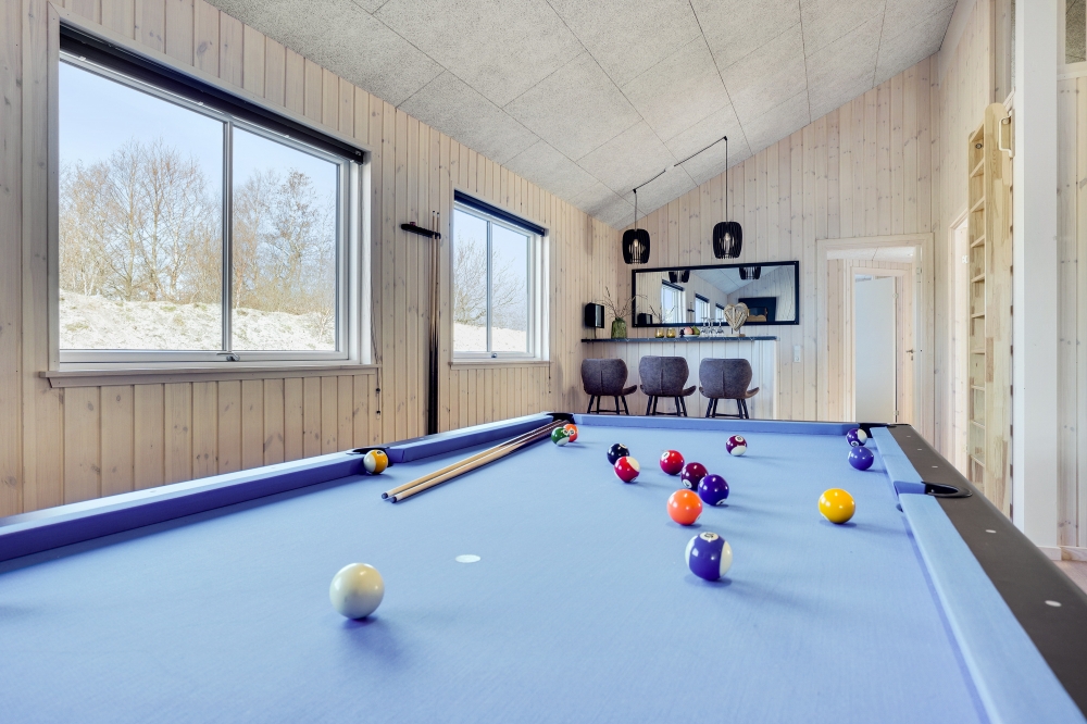 Neben den vielen schönen Stunden, die man im Poolbereich des Hauses verbringen kann, bietet das Luxusferienhaus 523 auch Spielevergnügen bei Billard/Tischtennis und Darts