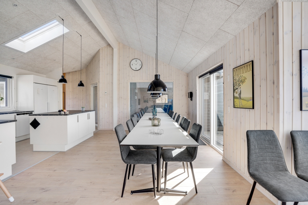 Der Aufenthaltsraum bietet Platz für 18 Personen, wenn ihr das Ferienhaus 523 in Nordjütland besucht.