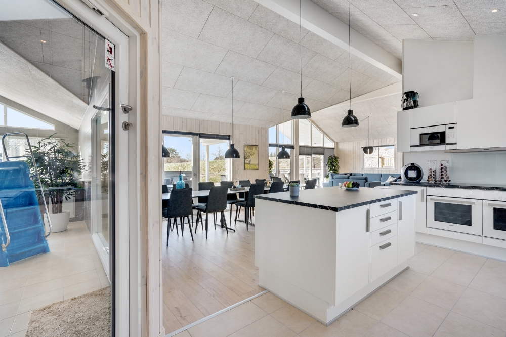 Gut ausgestattete Küche im Luxusferienhaus Nr. 523 in Nordjütland.