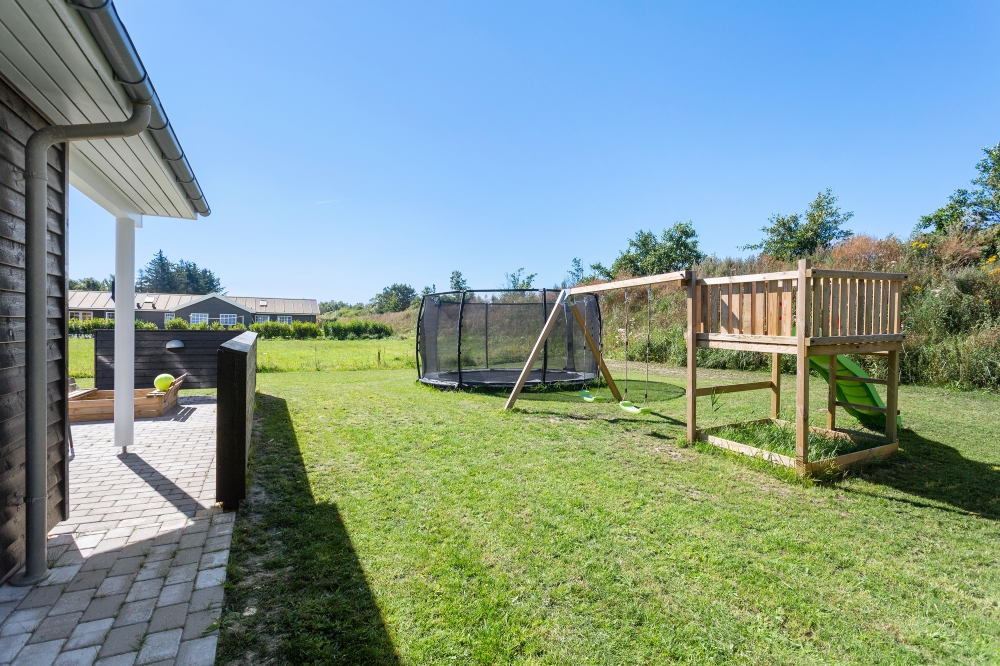 Zu dem attraktiven Ferienhaus Nr. 523 in Nordjütland gehört auch ein tolles Angebot im Außenbereich, z. B. Spieleturm und Schaukeln