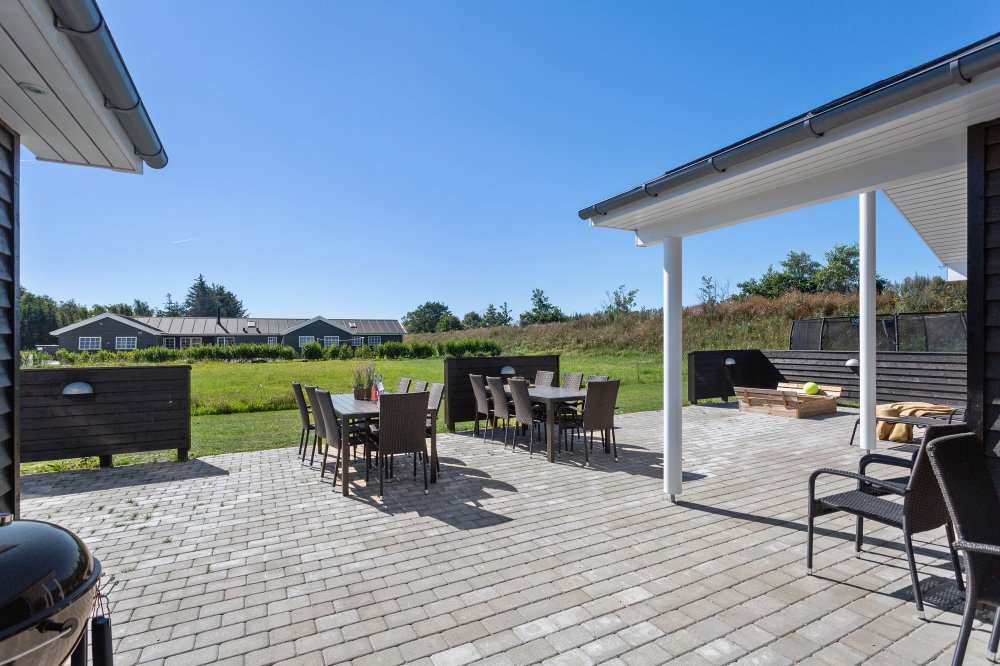Genießen Sie einen Grillabend auf der Terrasse des Luxusferienhauses Nr. 523 in Nordjütland