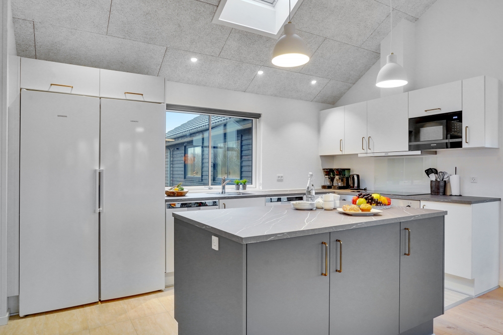 Gut ausgestattete Küche im Luxusferienhaus Nr. 537 in Südjütland.