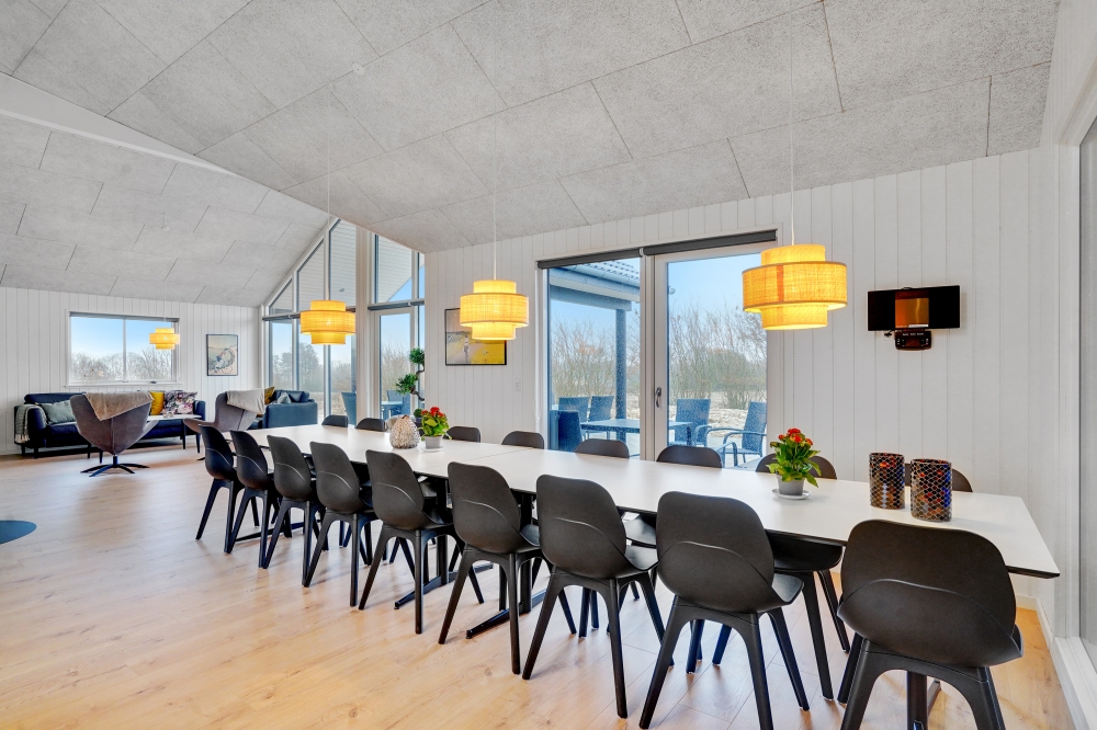 Der Aufenthaltsraum bietet Platz für 18 Personen, wenn ihr das Ferienhaus 537 in Südjütland besucht.