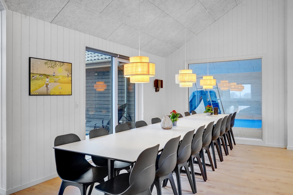 Aufenthaltsraum mit Platz für 18 im Luxusferienhaus Nr. 537.
