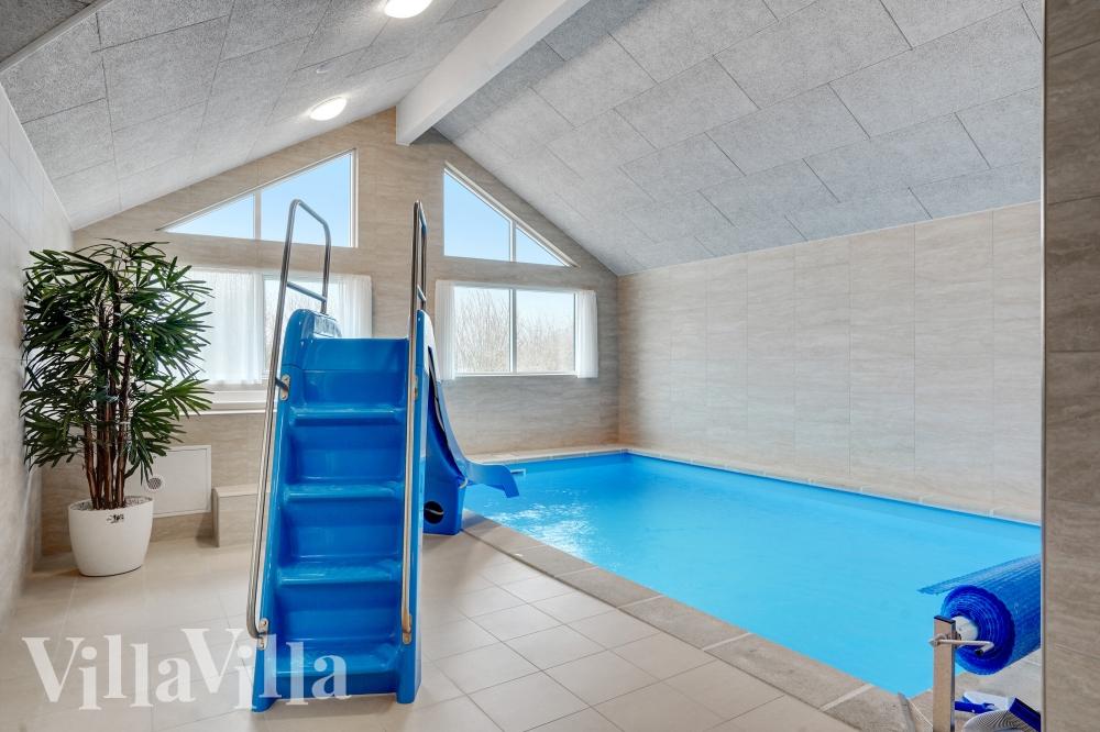 Das Ferienhaus 537 hat einen schicken Poolbereich mit Wasserrutsche, einem geräumigen, eingelassenen Whirlpool und einer Sauna.