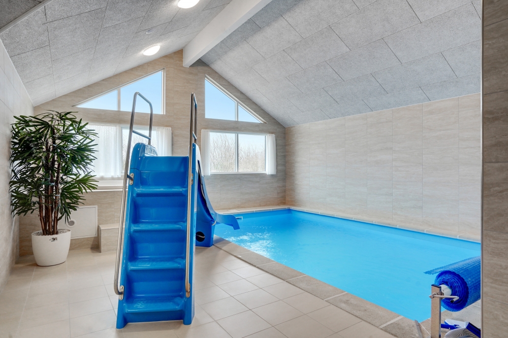 Das Ferienhaus 537 hat einen schicken Poolbereich mit Wasserrutsche, einem geräumigen, eingelassenen Whirlpool und einer Sauna.