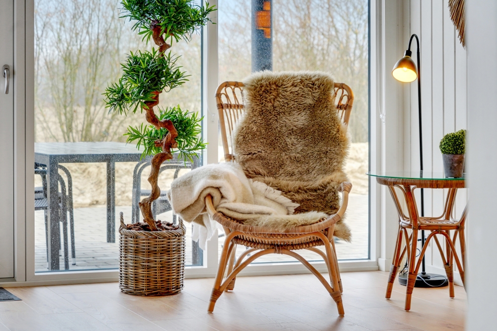 Die Couch im Luxusferienhaus Nr. 537 in Südjütland lädt zu Gesellschaftsspielen oder zu Kinoabenden ein.