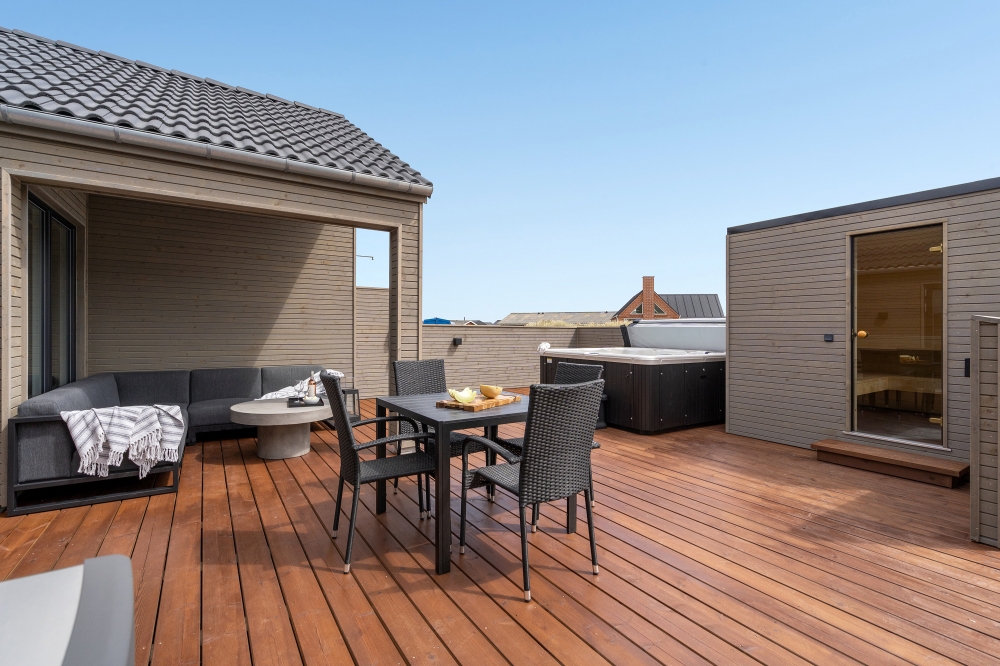 Auf der Terrasse des Ferienhauses Nr. 541 ist Platz für 18 Personen.