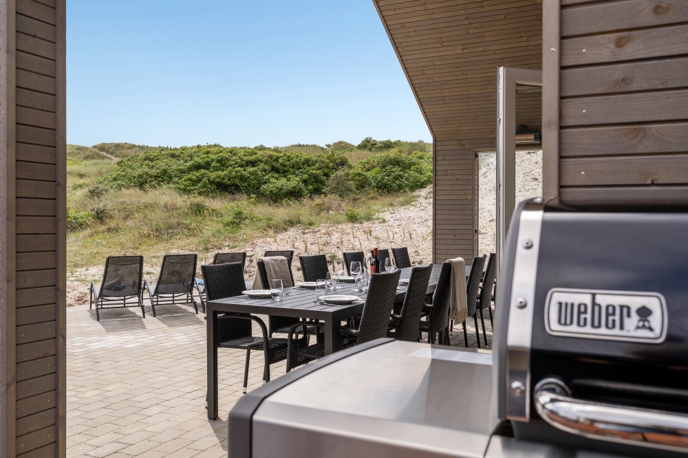 Genießen Sie einen Grillabend auf der Terrasse des Luxusferienhauses Nr. 541 in Westjütland