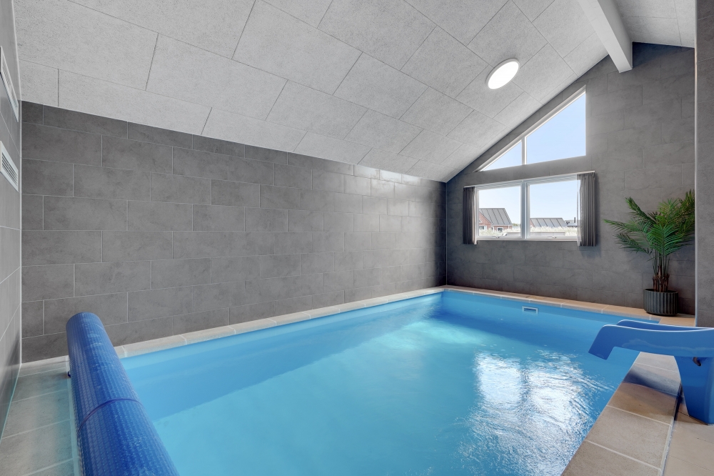 Das Ferienhaus 541 hat einen schicken Poolbereich mit Wasserrutsche, einem geräumigen, eingelassenen Whirlpool und einer Sauna.