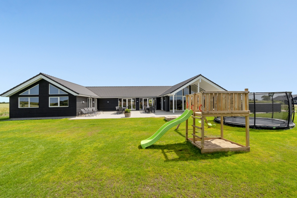 Zu dem attraktiven Ferienhaus Nr. 542 in Limfjord gehört auch ein tolles Angebot im Außenbereich, z. B. Spieleturm und Schaukeln