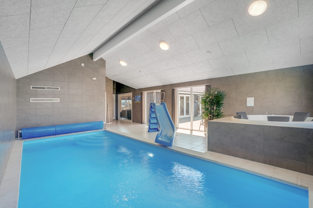 Das Ferienhaus 542 hat einen schicken Poolbereich mit Wasserrutsche, einem geräumigen, eingelassenen Whirlpool und einer Sauna.