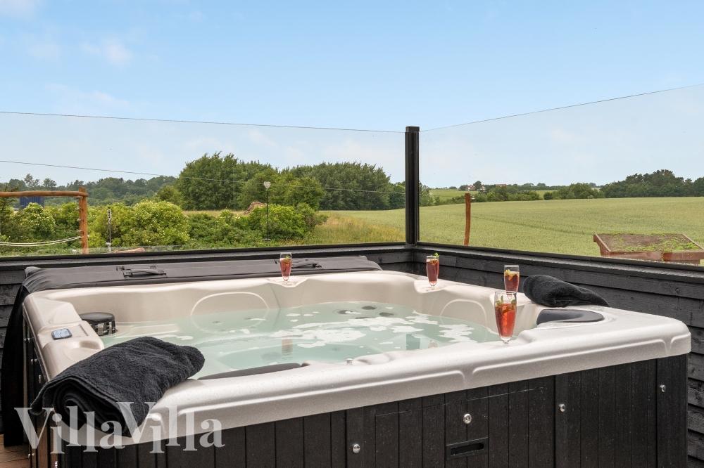 Genießen Sie den warmen Whirlpool im Luxusferienhaus Nr. 546 in Limfjord