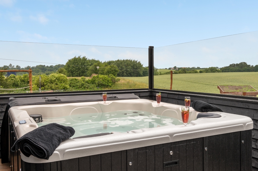 Genießen Sie den warmen Whirlpool im Luxusferienhaus Nr. 546 in Limfjord