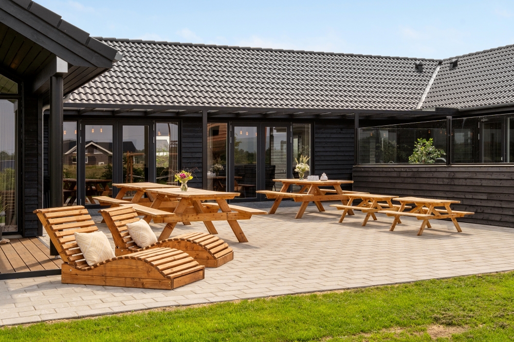 Auf der Terrasse des Ferienhauses Nr. 546 ist Platz für 30 Personen.