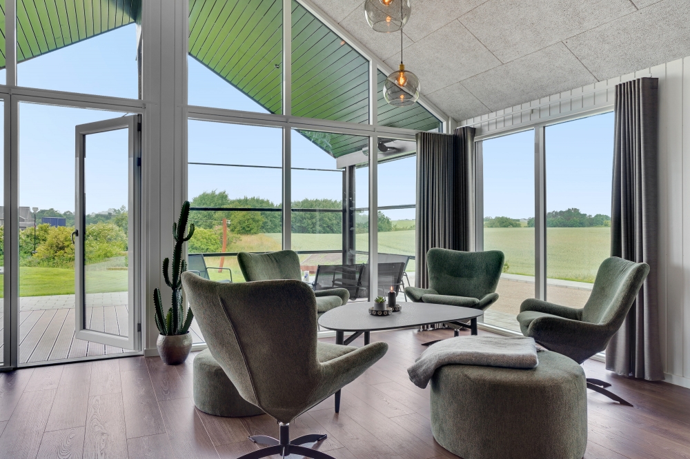 Die Couch im Luxusferienhaus Nr. 546 in Limfjord lädt zu Gesellschaftsspielen oder zu Kinoabenden ein.