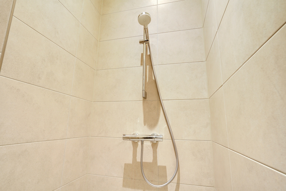 Eines der Badezimmer im Luxusferienhaus Nr. 544
