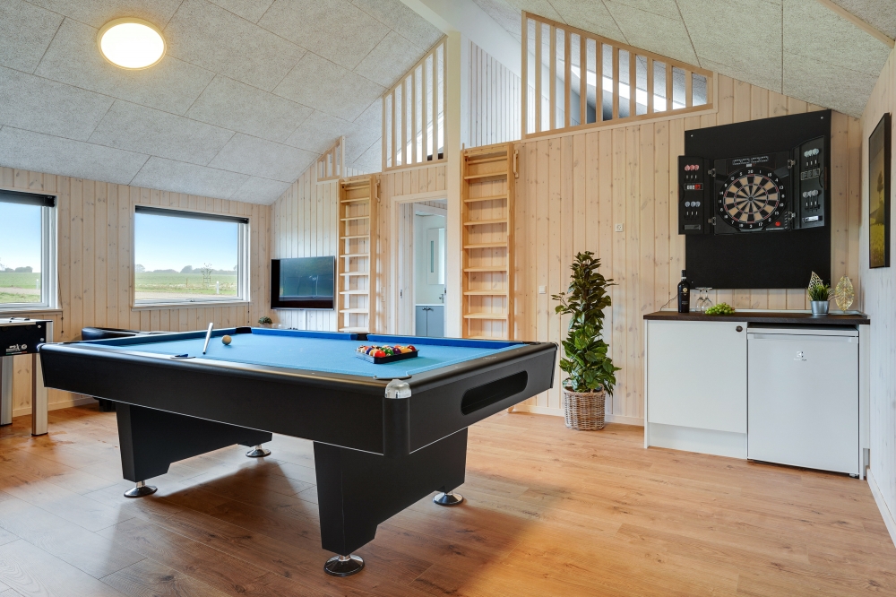 Das Luxusferienhaus 544 für 14 Personen hat einen großen Aktivitätsraum mit u. a. Billard und Darts
