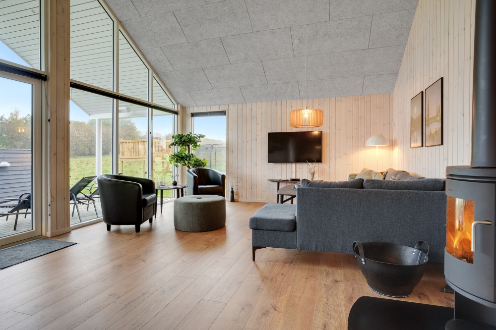 Die Couch im Luxusferienhaus Nr. 544 in Ostjütland lädt zu Gesellschaftsspielen oder zu Kinoabenden ein.