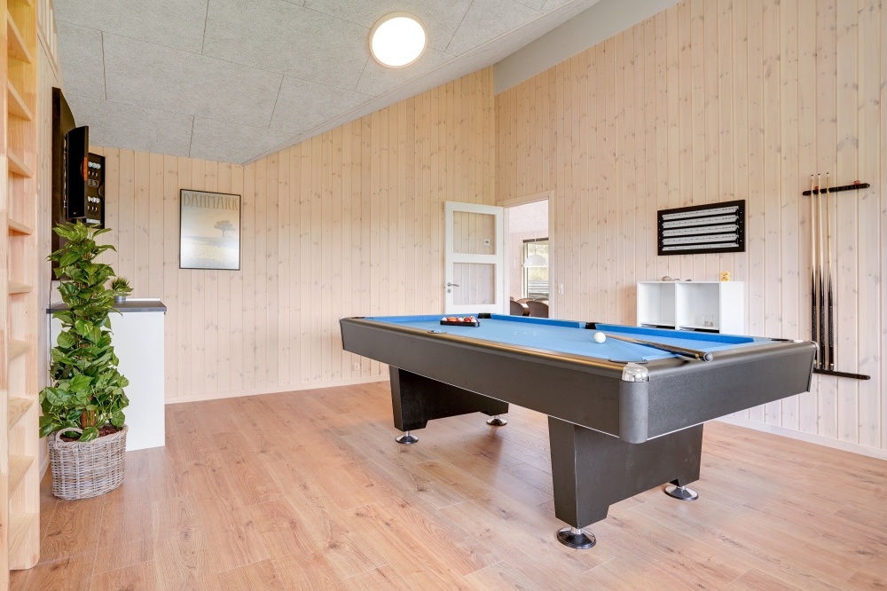 Neben den vielen schönen Stunden, die man im Poolbereich des Hauses verbringen kann, bietet das Luxusferienhaus 544 auch Spielevergnügen bei Billard/Tischtennis und Darts