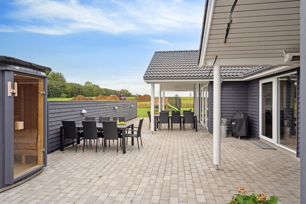 Genießen Sie einen Grillabend auf der Terrasse des Luxusferienhauses Nr. 544 in Ostjütland