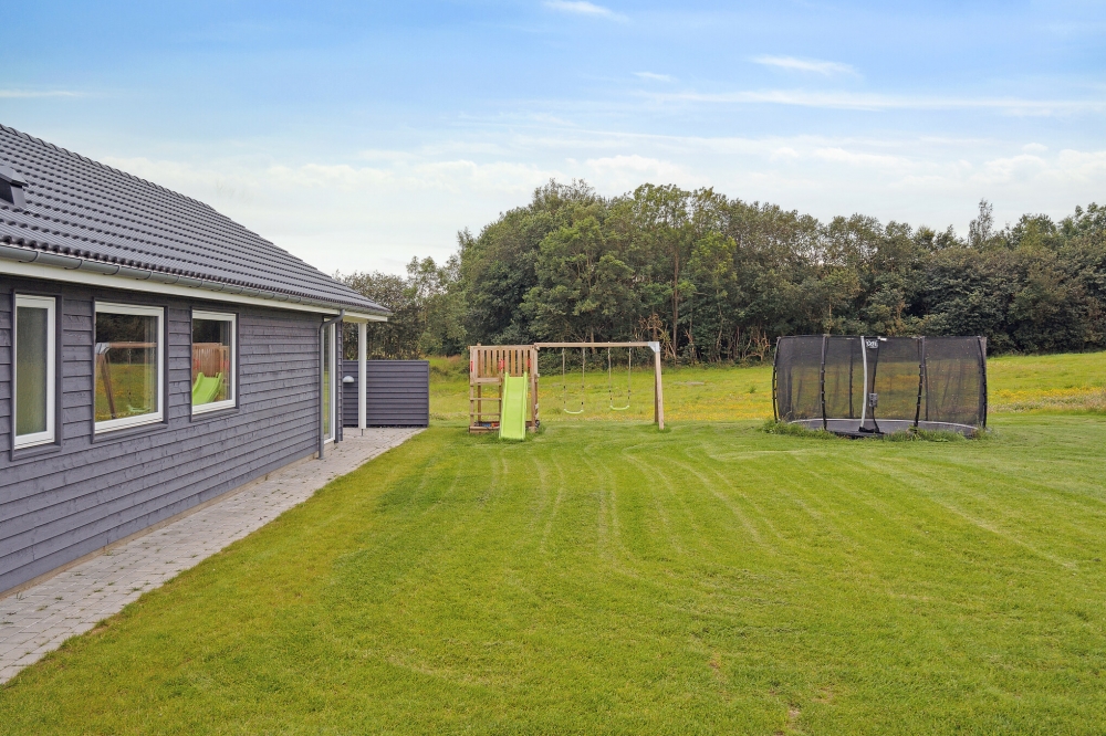 Zu dem attraktiven Ferienhaus Nr. 544 in Ostjütland gehört auch ein tolles Angebot im Außenbereich, z. B. Spieleturm und Schaukeln