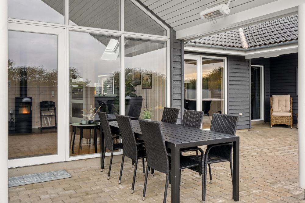 Auf der Terrasse des Ferienhauses Nr. 544 ist Platz für 14 Personen.