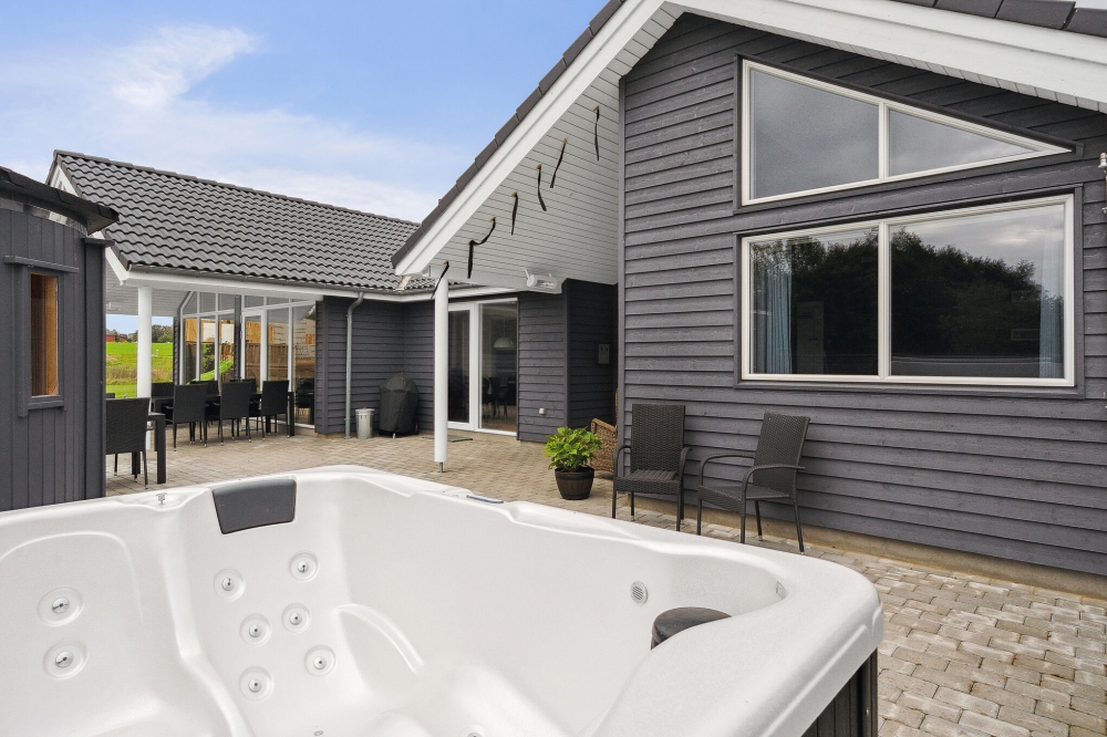Genießen Sie den warmen Whirlpool im Luxusferienhaus Nr. 544 in Ostjütland