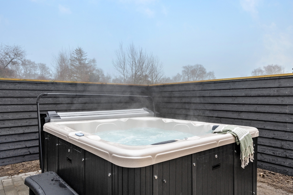 Genießen Sie den warmen Whirlpool im Luxusferienhaus Nr. 549 in Nordseeland