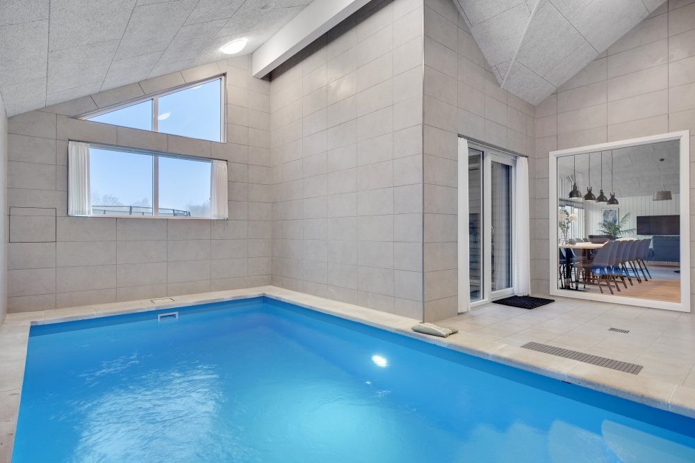 Das Ferienhaus 549 hat einen schicken Poolbereich mit Wasserrutsche, einem geräumigen, eingelassenen Whirlpool und einer Sauna.