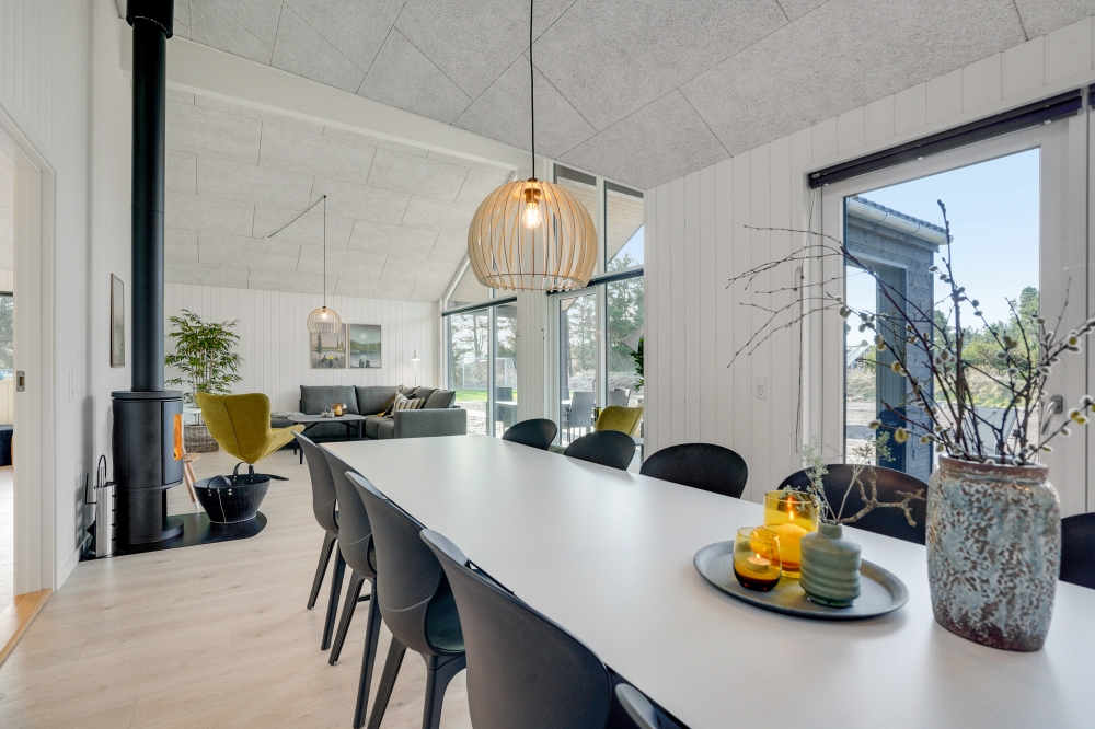 Der große, lichtdurchflutete Aufenthaltsraum im Luxusferienhaus Nr. 540 für 14.