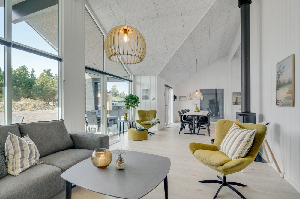 Die Couch im Luxusferienhaus Nr. 540 in Westjütland lädt zu Gesellschaftsspielen oder zu Kinoabenden ein.