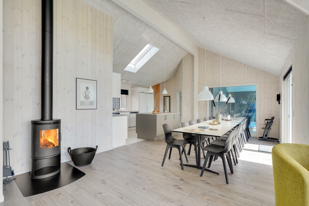 Aufenthaltsraum mit Platz für 18 im Luxusferienhaus Nr. 547.