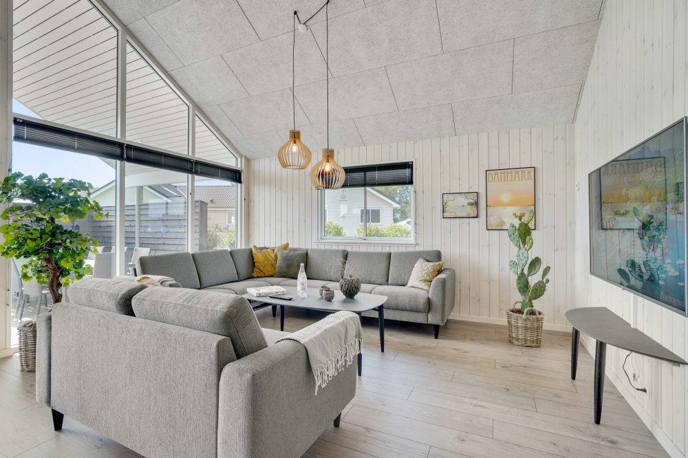 Die Couch im Luxusferienhaus Nr. 547 in Limfjord lädt zu Gesellschaftsspielen oder zu Kinoabenden ein.