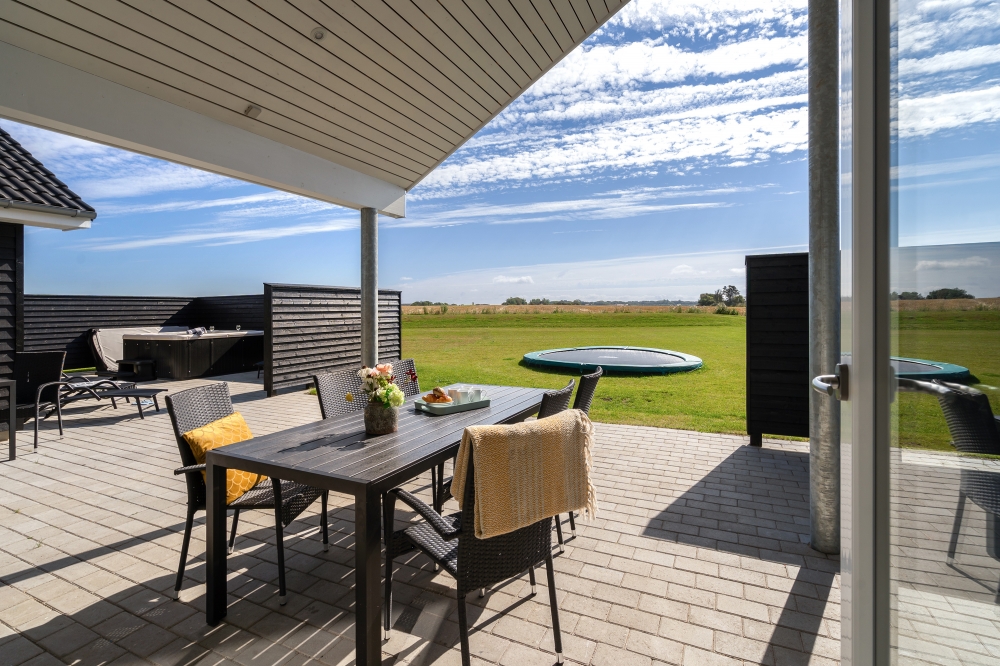 Auf der Terrasse des Ferienhauses Nr. 547 ist Platz für 18 Personen.