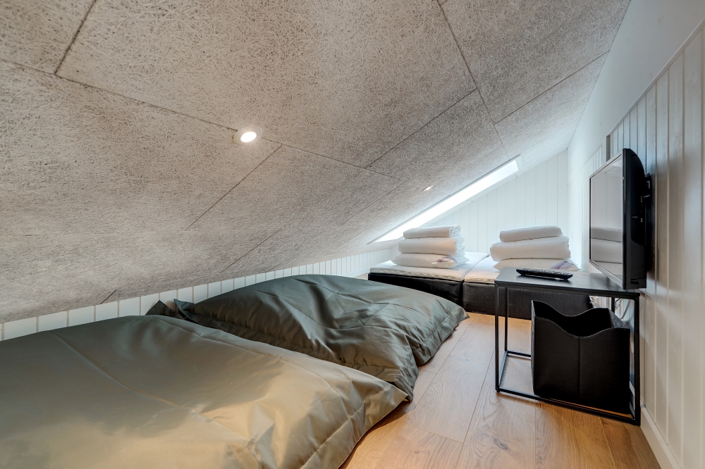 Der große ausgebaute Dachboden im Luxusferienhaus Nr. 558 für 18 Personen