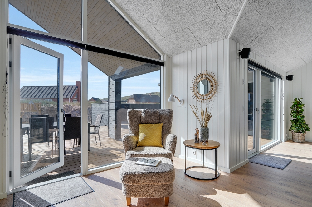 Die Couch im Luxusferienhaus Nr. 558 in Westjütland lädt zu Gesellschaftsspielen oder zu Kinoabenden ein.