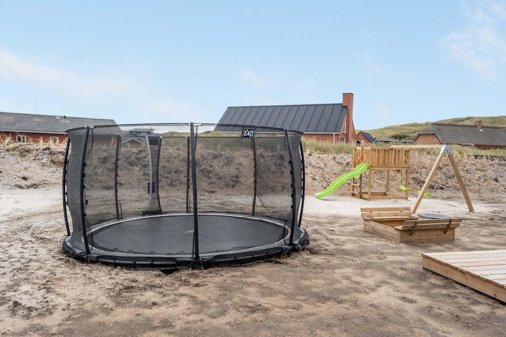 Zu dem attraktiven Ferienhaus Nr. 558 in Westjütland gehört auch ein tolles Angebot im Außenbereich, z. B. Spieleturm und Schaukeln