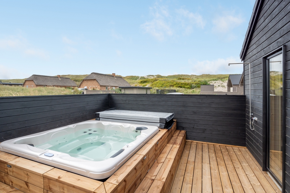 Genießen Sie den warmen Whirlpool im Luxusferienhaus Nr. 558 in Westjütland