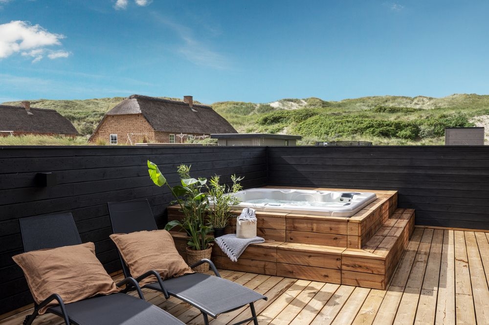 Genießen Sie einen Grillabend auf der Terrasse des Luxusferienhauses Nr. 558 in Westjütland