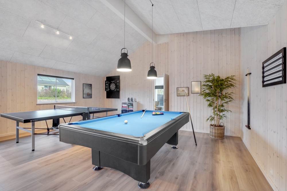 Aktivitätsraum im Luxusferienhaus Nr. 545 mit 7 Schlafzimmern und Platz für 18 Gäste.