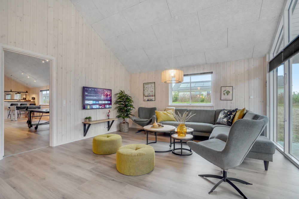 Die Couch im Luxusferienhaus Nr. 545 in Limfjord lädt zu Gesellschaftsspielen oder zu Kinoabenden ein.