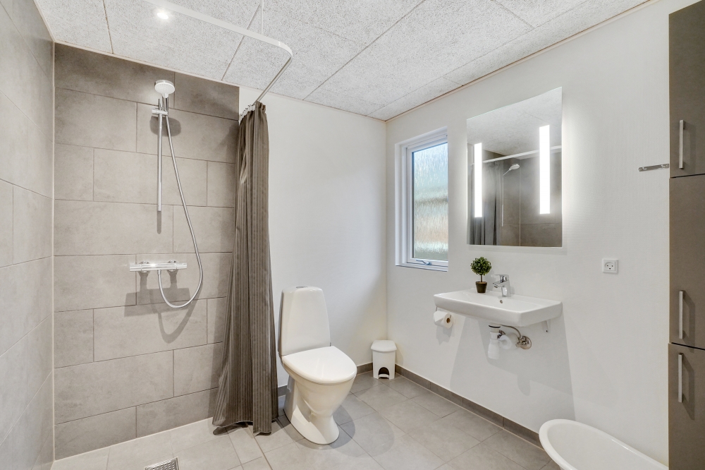Eines der Badezimmer im Luxusferienhaus Nr. 545