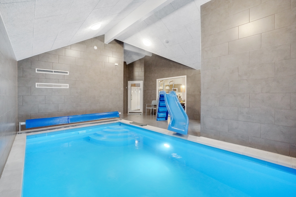 Das Ferienhaus 545 hat einen schicken Poolbereich mit Wasserrutsche, einem geräumigen, eingelassenen Whirlpool und einer Sauna.