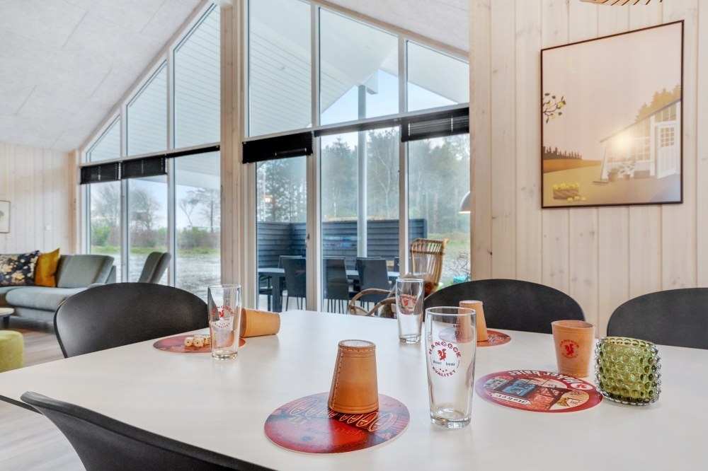 Der große, lichtdurchflutete Aufenthaltsraum im Luxusferienhaus Nr. 545 für 18.